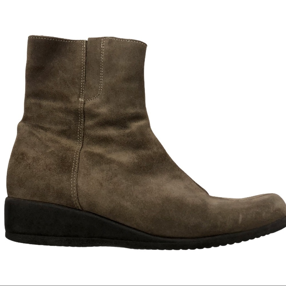 LA CANADIENNE Tan Suede Zip Bootie‎